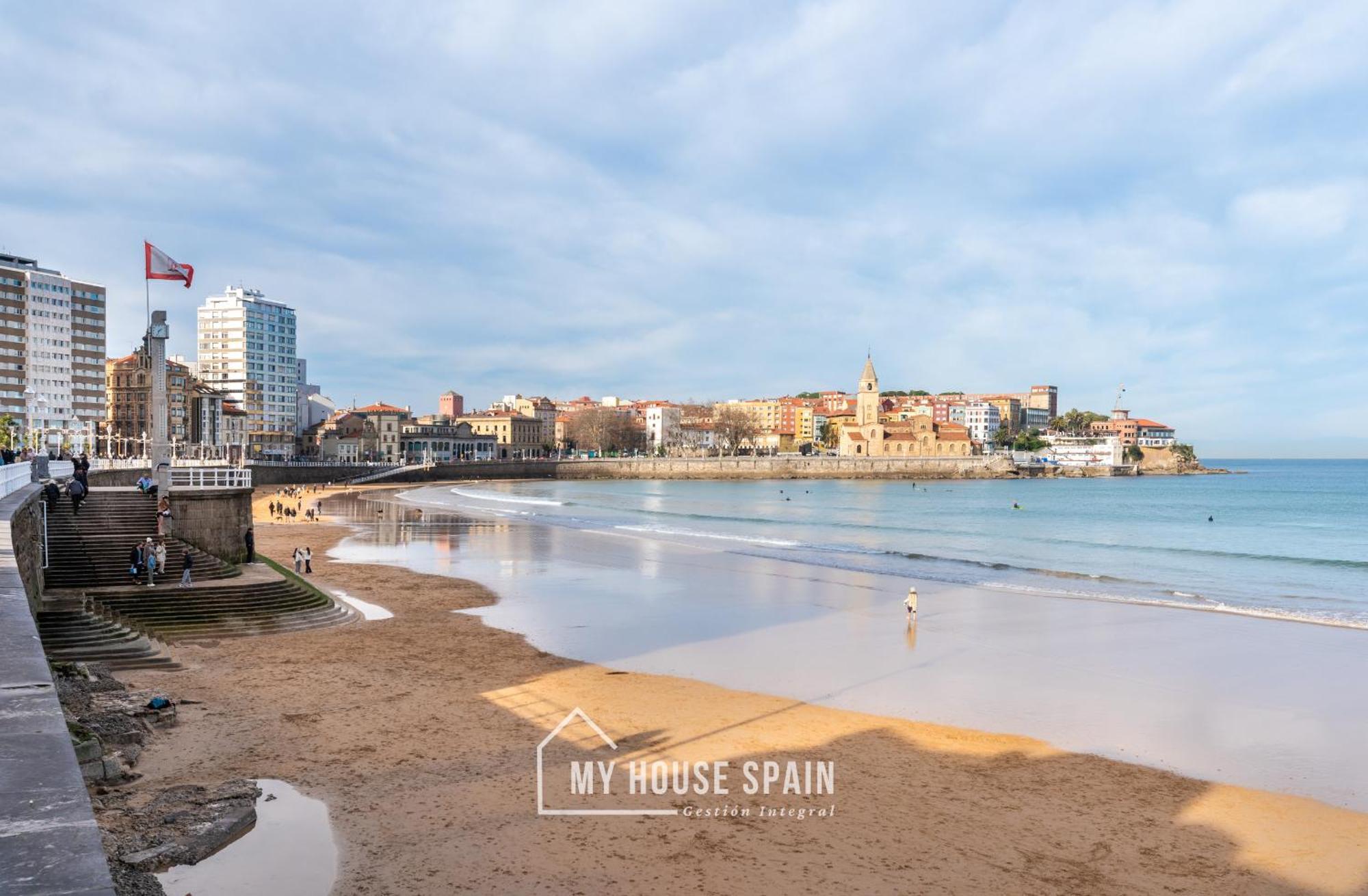 Myhousespain - Radiante Piso Junto A La Playa Gijon Exterior photo